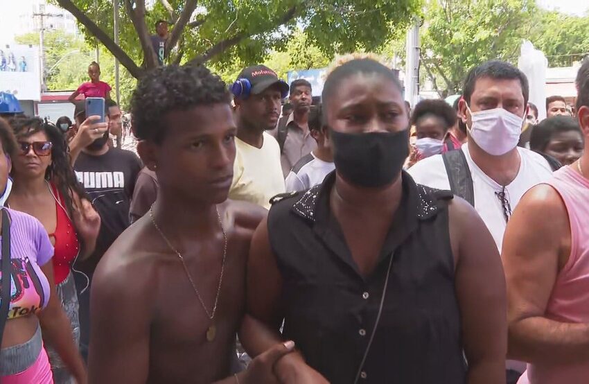 Jovem negro vendedor de balas é morto por policial que achou que fosse assaltante (vídeo)
