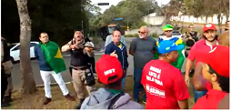  Policial aponta arma para militantes de esquerda em Juiz de Fora antes da chegada de Lula (vídeo)