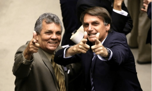  Livro relata incômodo de ex-cunhado de Bolsonaro com “caixas de dinheiro” em apartamento no Rio