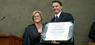 Diplomação de Lula: saiba o que está escrito no documento entregue pelo TSE ao presidente eleito