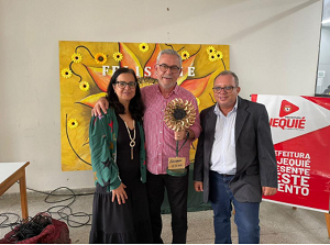 Felisquié homenageia Waldenor Pereira por apoio ao evento e trajetória em defesa da leitura e do livro