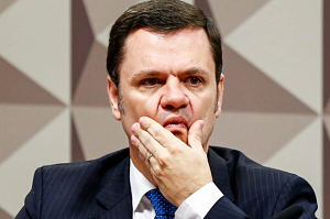  Celular de Anderson Torres tem imagem de Lula enforcado e ataques a Alexandre de Moraes