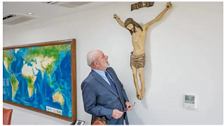  Por que Lula pode ficar com crucifixo e Bolsonaro não pode ficar com joias?…