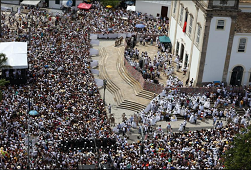  “A gente vem pela atitude de fé”, declara o governador após seis horas de caminhada até a Igreja do Bonfim