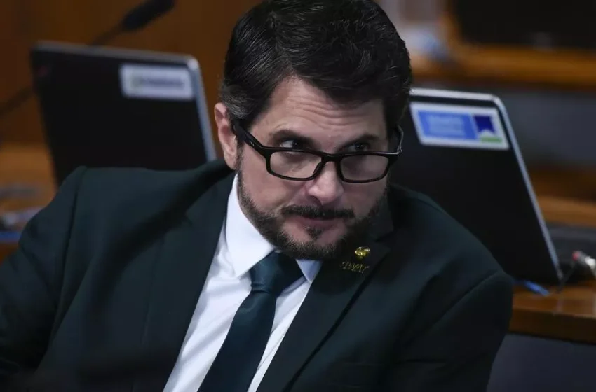 Marcos do Val tem rede social suspensa e R$ 50 milhões bloqueados após novos ataques ao STF