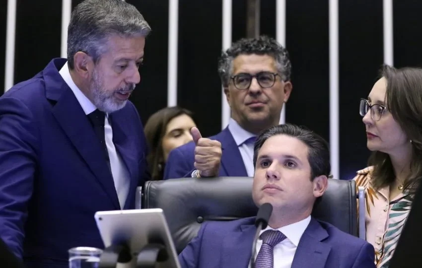  “Esculhambação”: Lira ataca Hugo Motta após Câmara preservar mandato de Glauber Braga