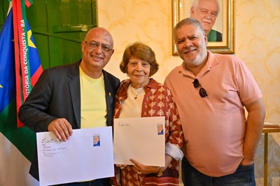  Família de José Pedral Sampaio recebe selo comemorativo em homenagem ao centenário do ex-prefeito