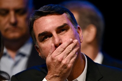  Brasil Avião decola e Flávio Bolsonaro foge para os Estados Unidos