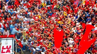  Lula forma Mar Vermelho em BH e conclama eleitores de todas as idades a votar