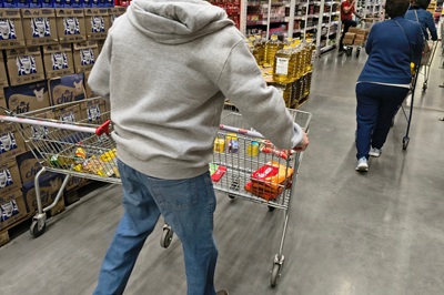  Após proibição das bets, venda de alimentos cresce 6,5%, diz Abras